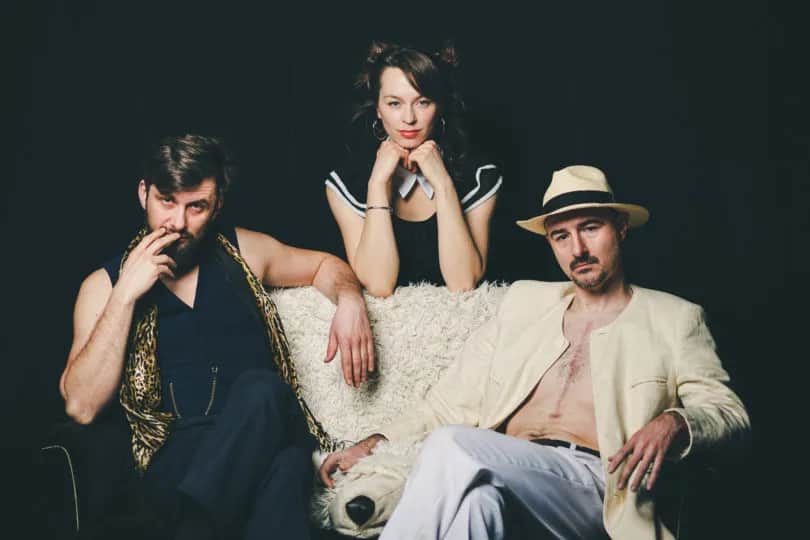 Mąż i żona spektakl – odkryj komediowe perypetie małżeńskie