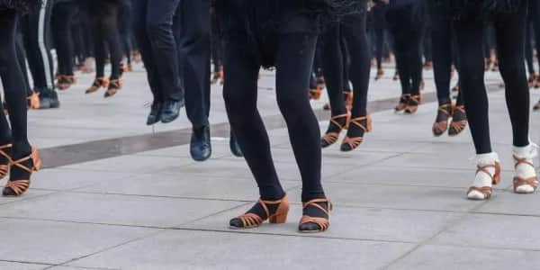 Czy w butach do tańca można chodzić? Sprawdź ich wygodę na co dzień