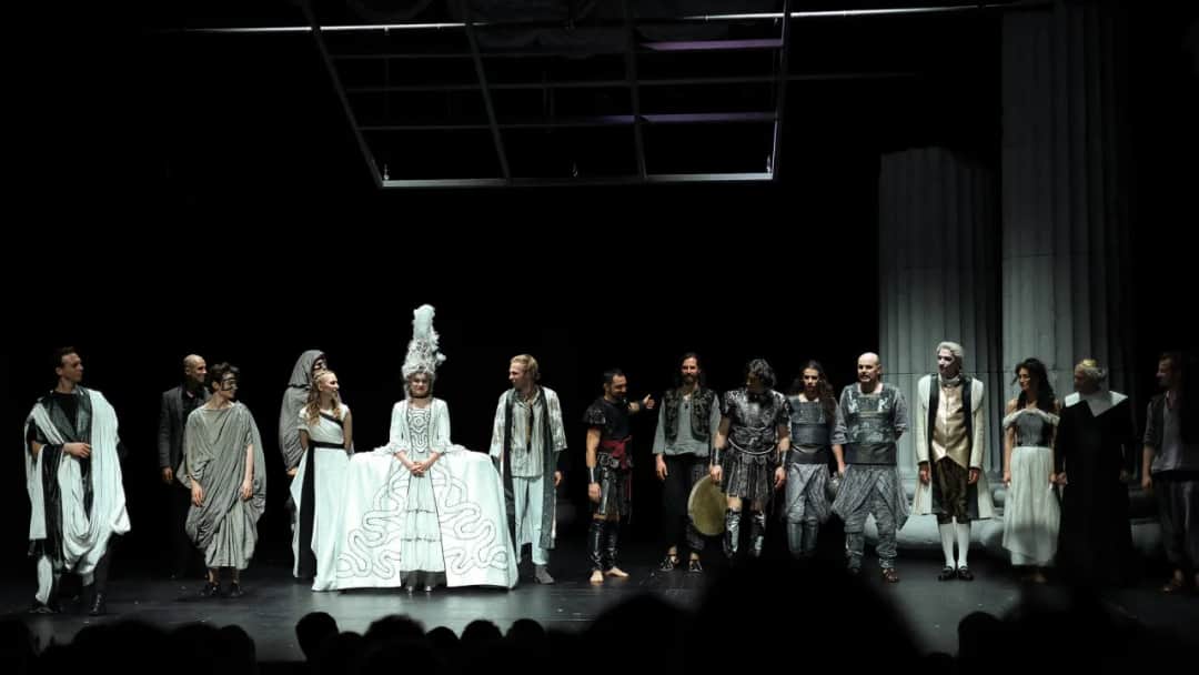 Co to jest teatr? Odkryj jego znaczenie i rolę w sztuce