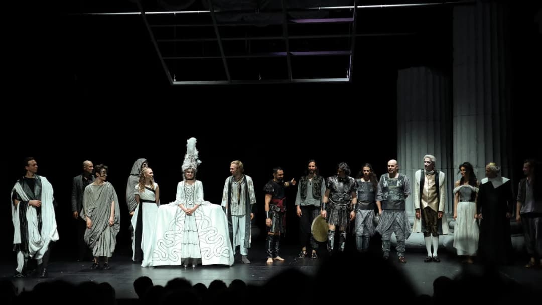 Co to jest teatr? Odkryj jego znaczenie i rolę w sztuce