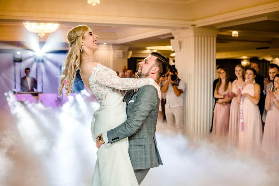 Jaki taniec na pierwszy taniec? Wybierz idealny styl dla siebie