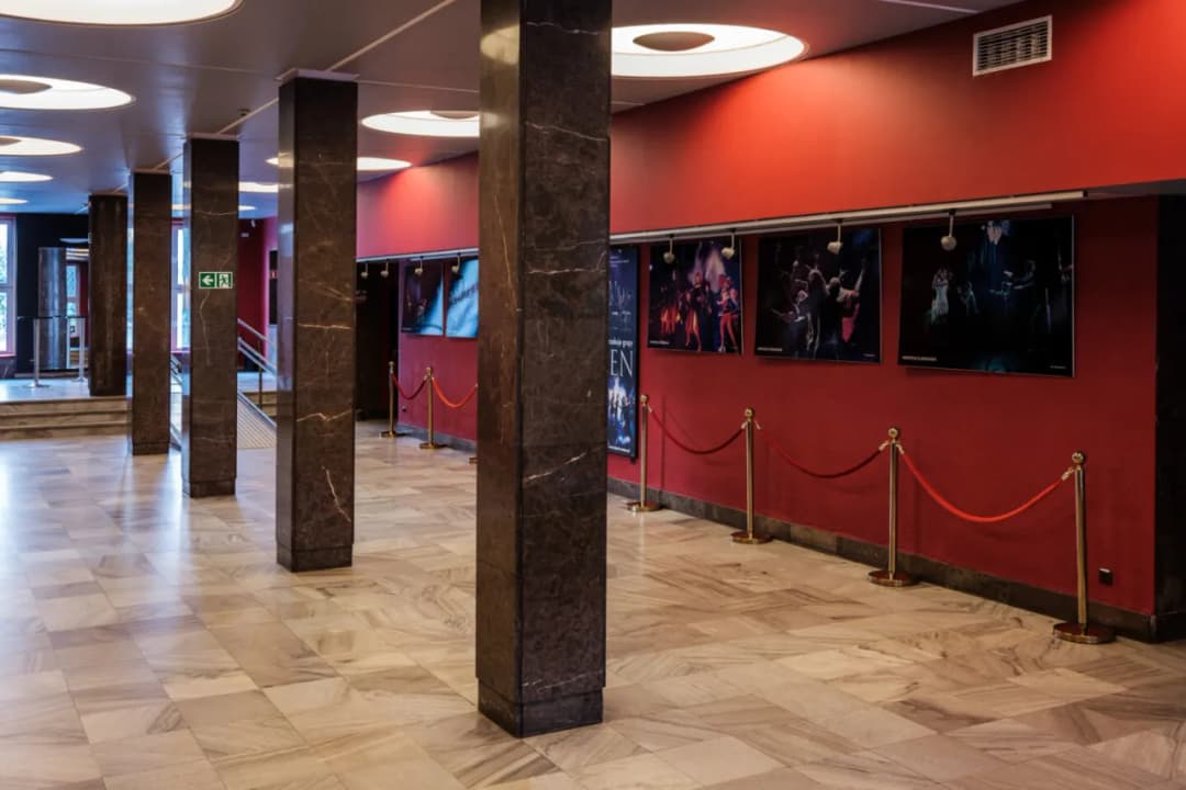 Co to jest rampa w teatrze i jak wpływa na oświetlenie sceny