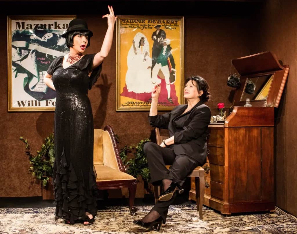 W czym do teatru? Odkryj idealne stylizacje na każdą okazję